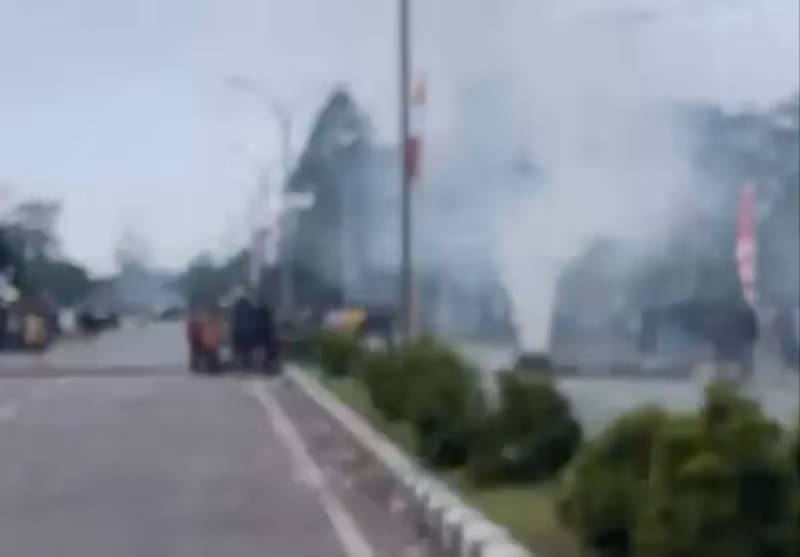 jalan Cenderawasih SP 2 yang kembali dipalang warga.