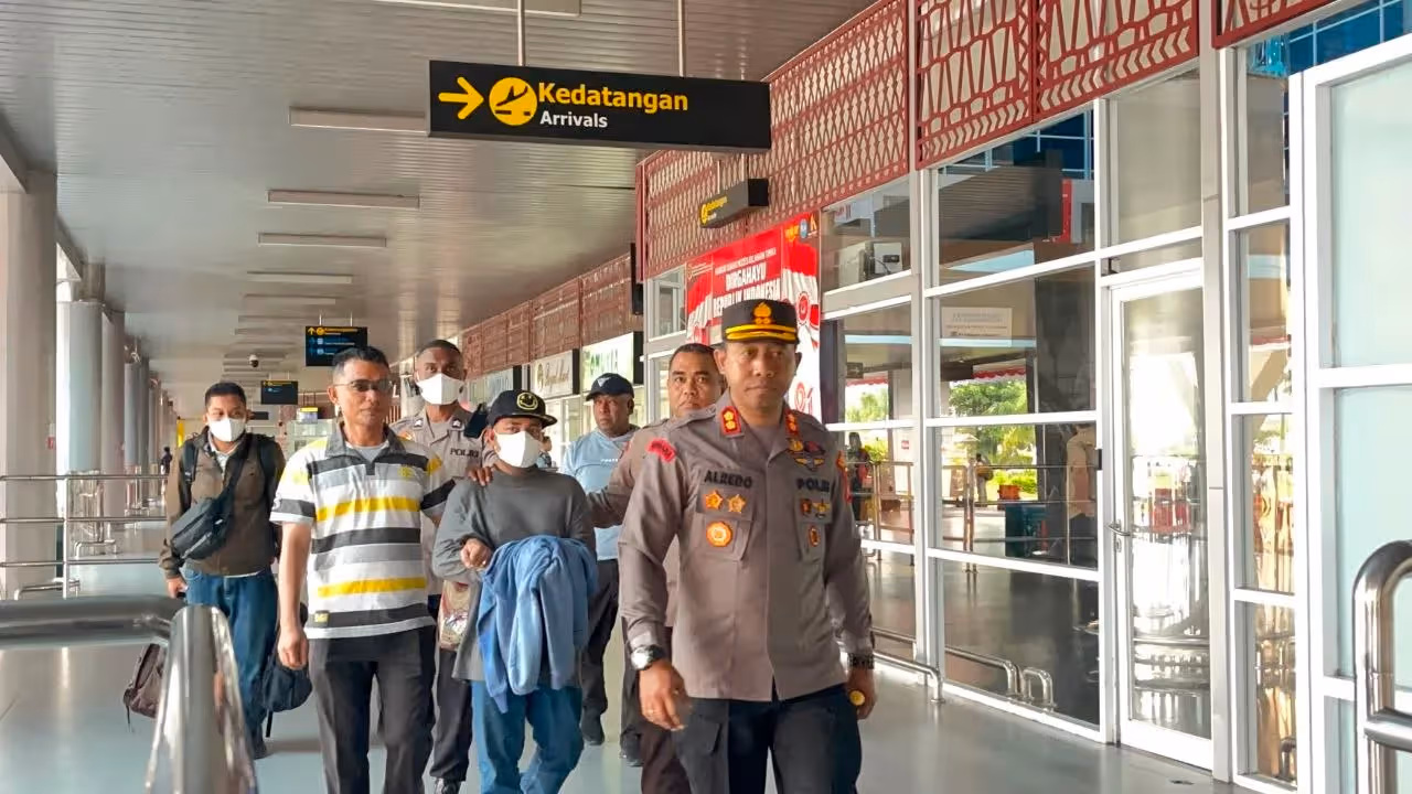Kapolres Mimika AKBP Alredo Rumbiak saat menjemput tersangka di Bandara Mozes Kilangin Timika, Selasa (18/8).