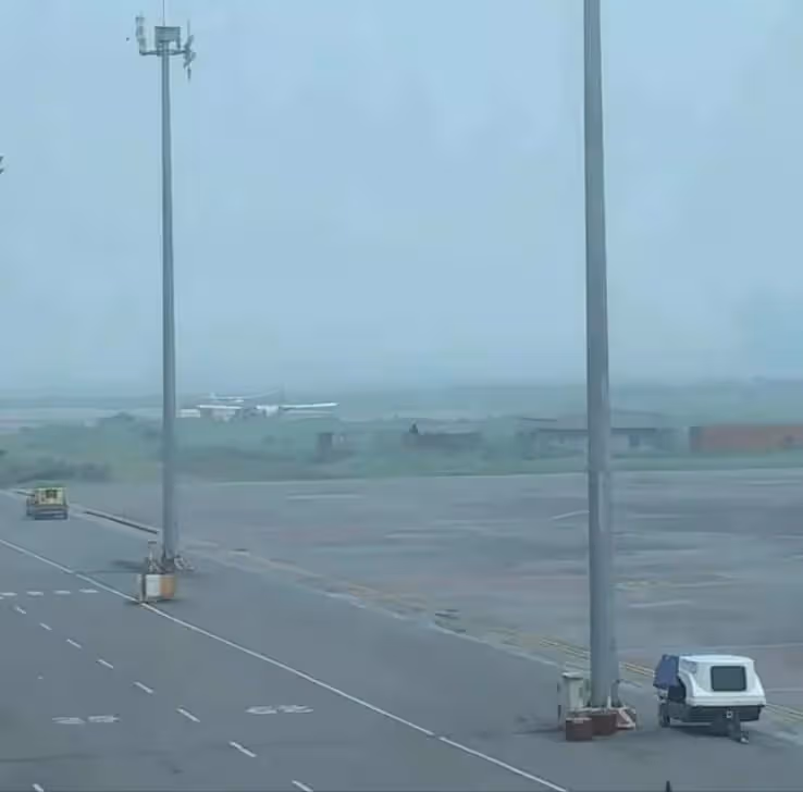 Tampak asap tebal masih menyelimuti Bandara Mozes Kilangin Timika.