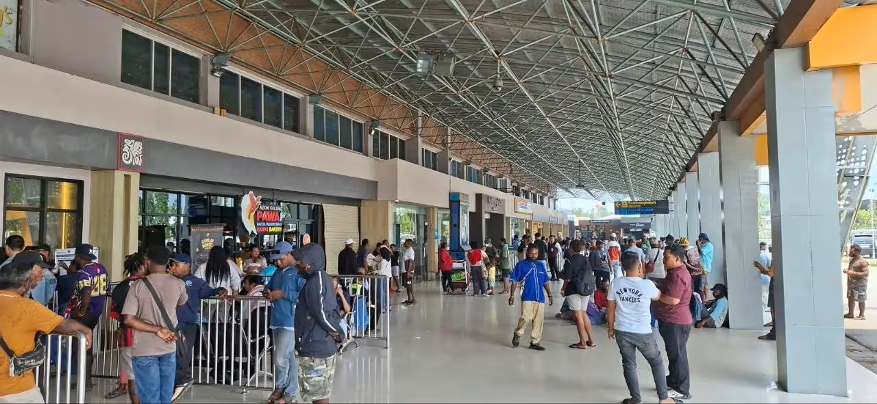 Nampak kerumunan calon penumpang dan pengantar di Bandara Sentani Jayapura.
