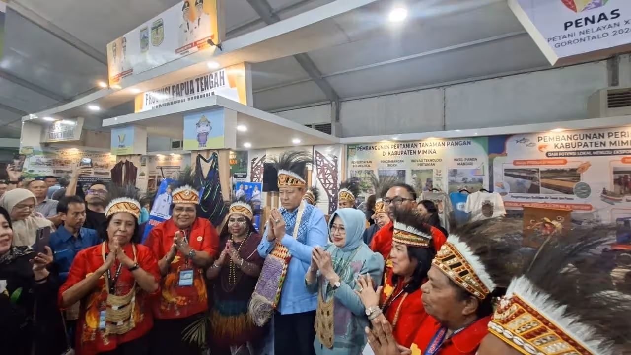 Foto bersama gubernur dan sang istri bersama jajaran pengurus Dekranasda Mimika.