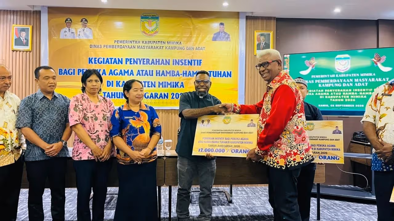 Bupati Mimika saat menyerahkan insentif kepada Para Tokoh Agama.