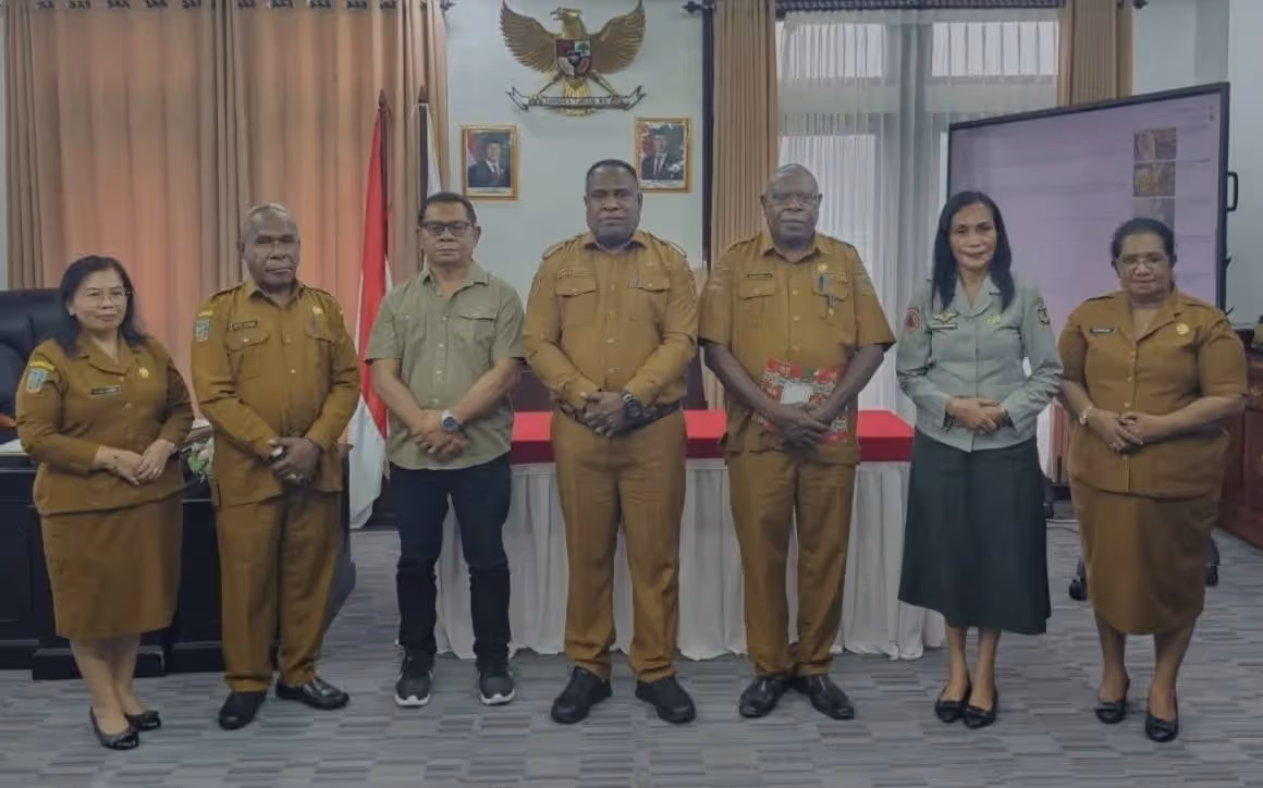 Berfoto bersama usai serah terima jabatan dua pejabat yang ditunjuk mengisi posisi sementara pimpinan Dinas Kesehatan dan BPBD Mimika, Senin (5/10).