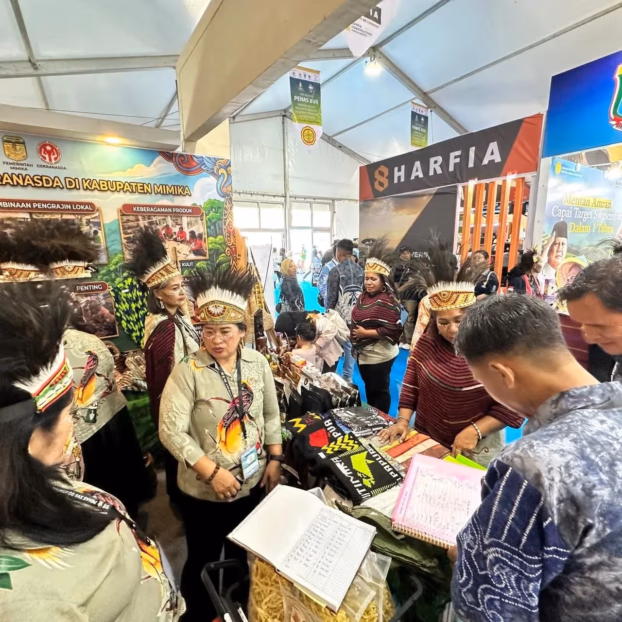 Ilustrasi berita Mimika: Stand Dekranasda Mimika Jadi Magnet, Daun Gatal hingga Noken Papua Diburu Pengunjung PENAS XVII Gorontalo
