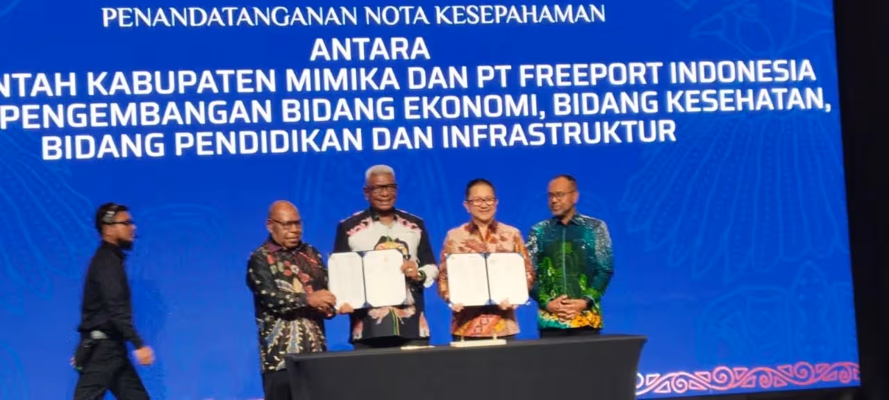 Bupati Mimika Johannes Rettob, Wakil Bupati Mimika Emanuel Kemong, Presiden Direktur PT Freeport Indonesia Tony Wenas dan Claus Wamafma usai menandatangani nota kesepahaman (MoU) kerja sama strategis di bidang pendidikan, kesehatan, ekonomi, sumber daya manusia, dan infrastruktur di Jakarta, Rabu (17/6/2026).