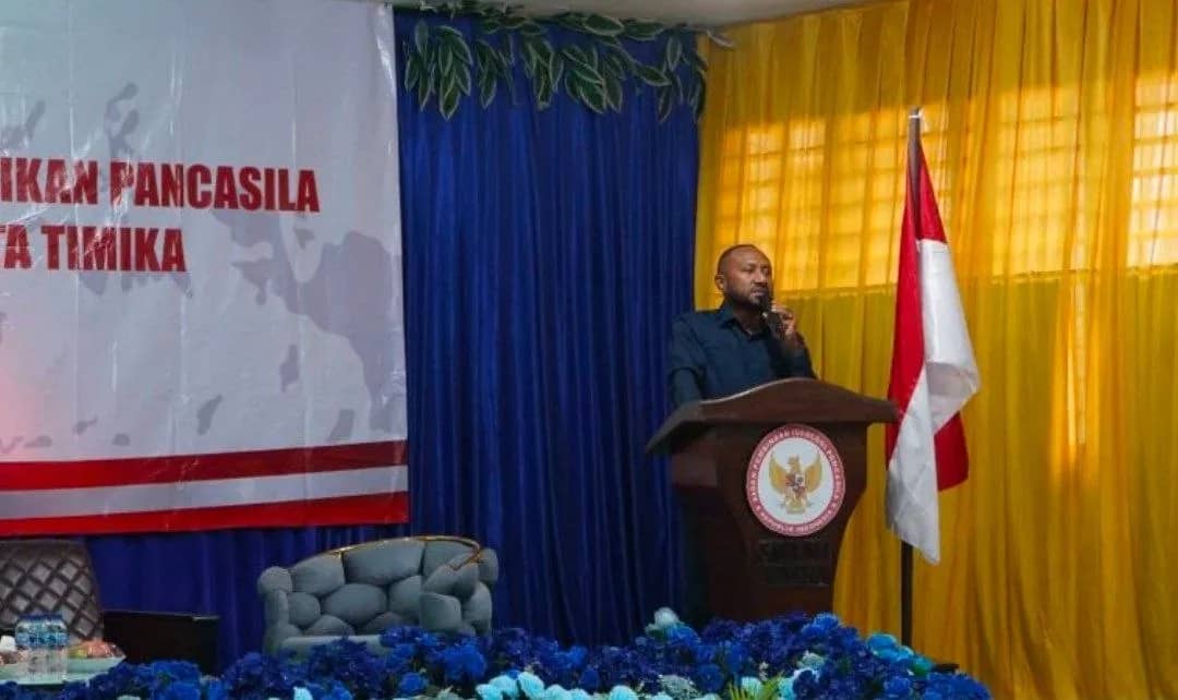 Anggota Komisi XIII DPR RI Yan Permenas Mandenas sedang memberikan arahan dan motivasi pendidikan bagi siswa-siswa SMA Negeri 1 Mimika