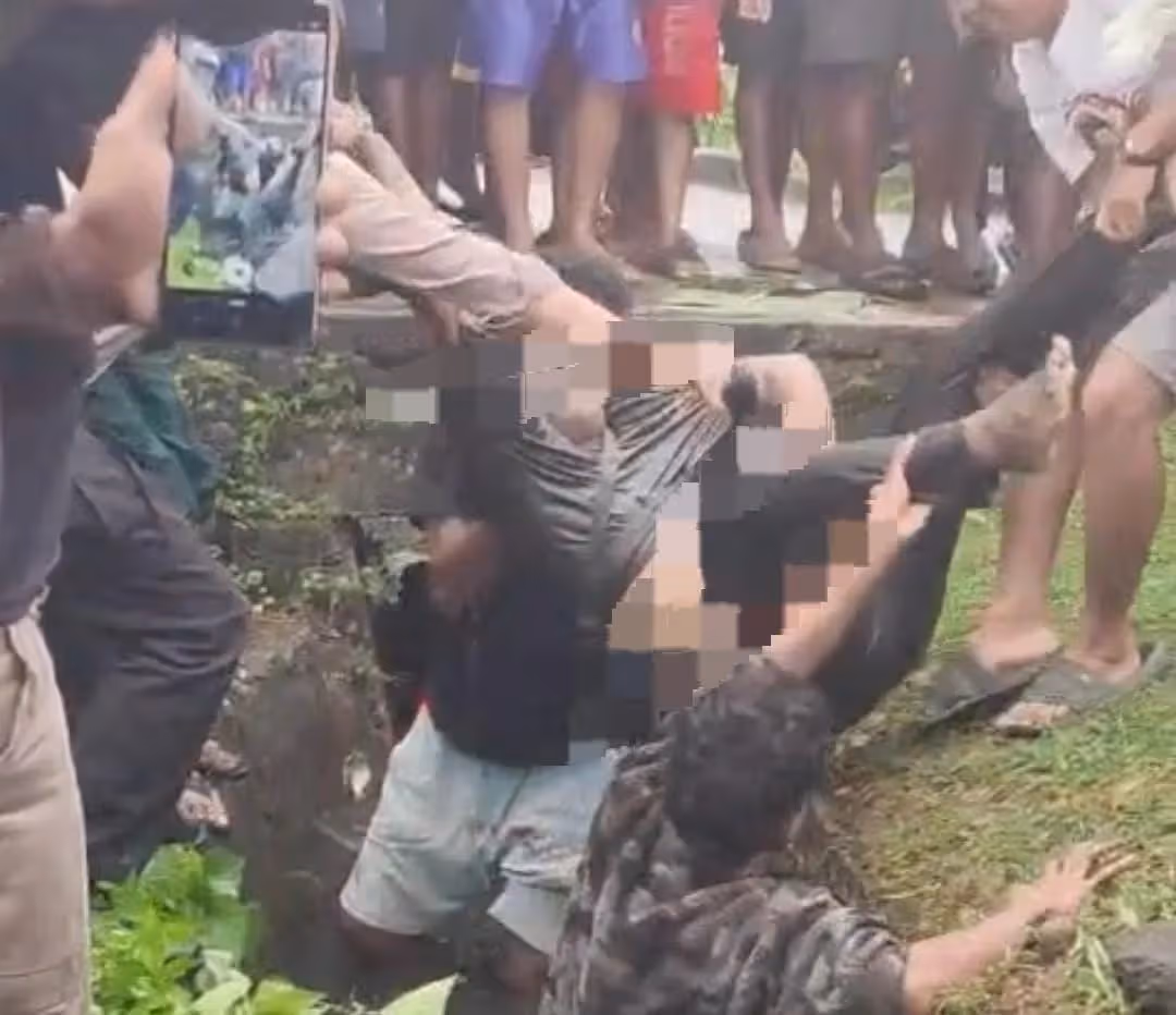 Jenazah Maikel saat dievakuasi warga dari Dalam selokan Jalan Budi Utomo Ujung Timika