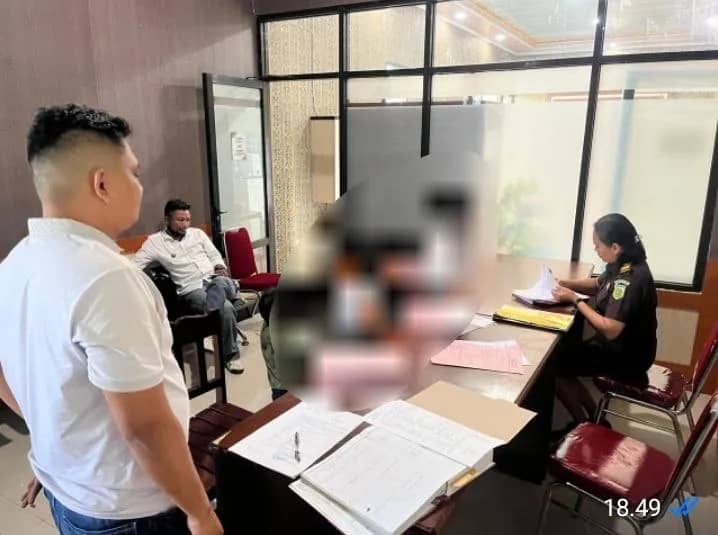 Penyerahan tersangka dan barang bukti oleh Polsek Mimika Baru ke Kejaksaan Negeri Mimika, Senin (22/6), dalam kasus pengeroyokan.