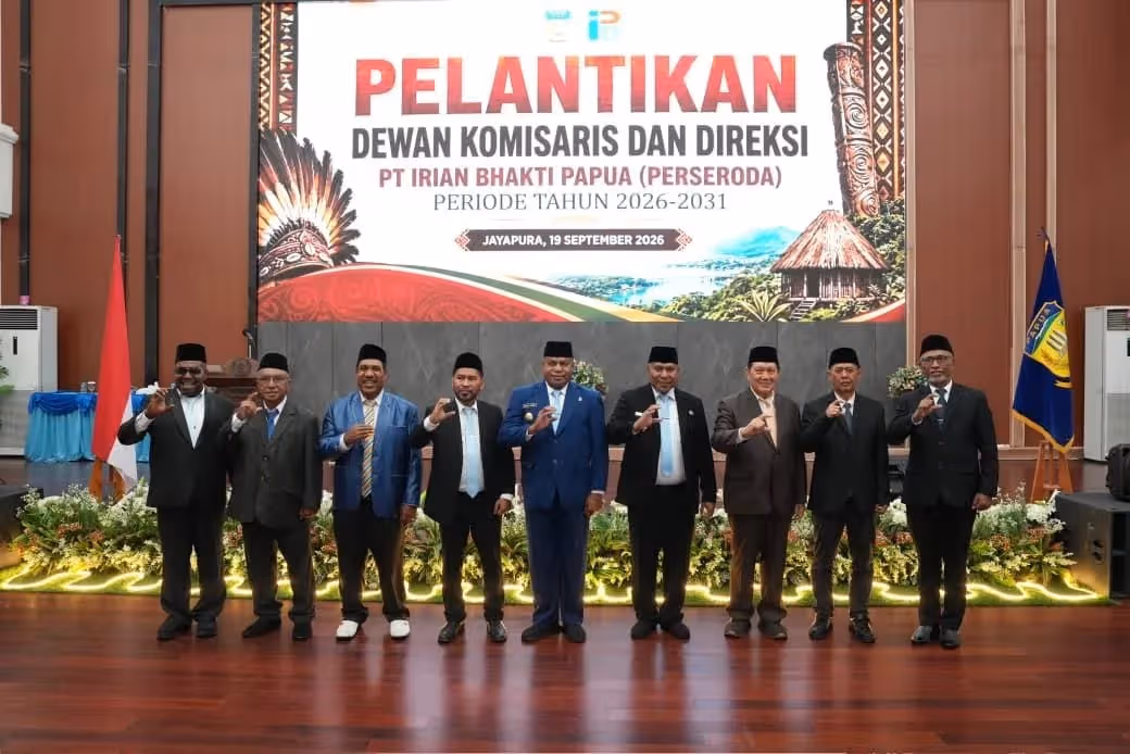 Gubernur Papua Matius D. Fakhiri foto bersama pengurus baru PT Irian Bhakti Papua usai pelantikan di Gedung Negara, Kota Jayapura, Sabtu (19/9/2026).