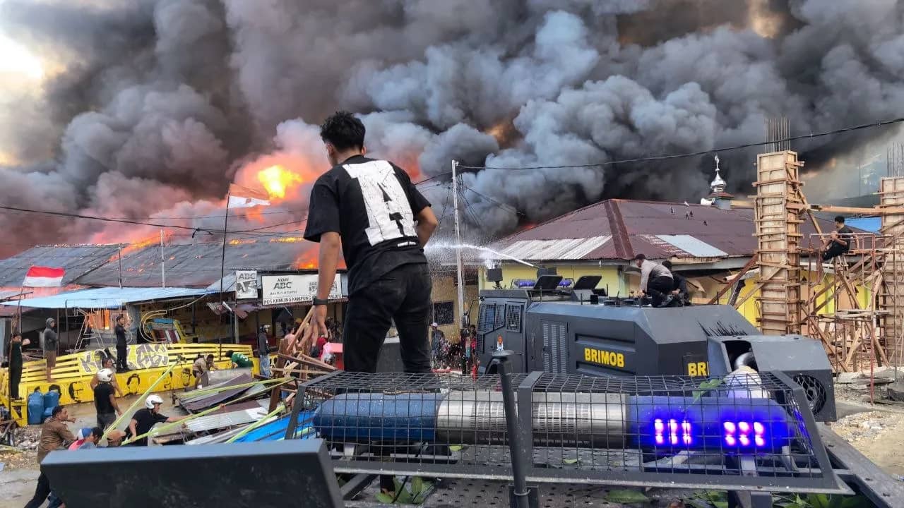 Kebakaran hebat melanda kawasan pemukiman warga Palopo (Kampung Nelayan), Mandala Pantai Dok V Bawah, Kelurahan Mandala, Distrik Jayapura Utara, Senin (31/8).