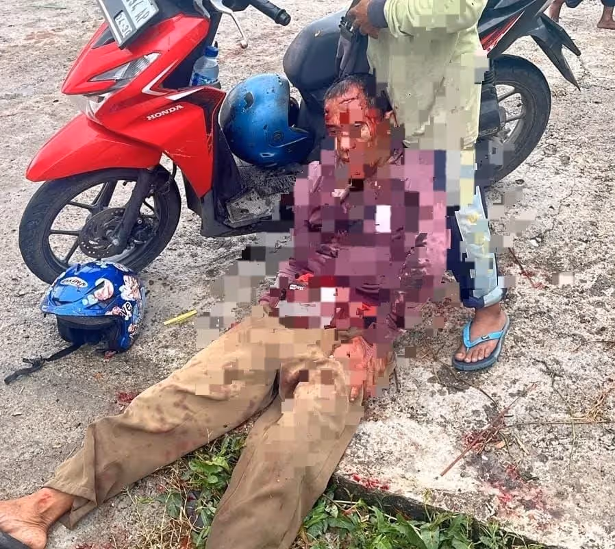 Korban saat akan dievakuasi.