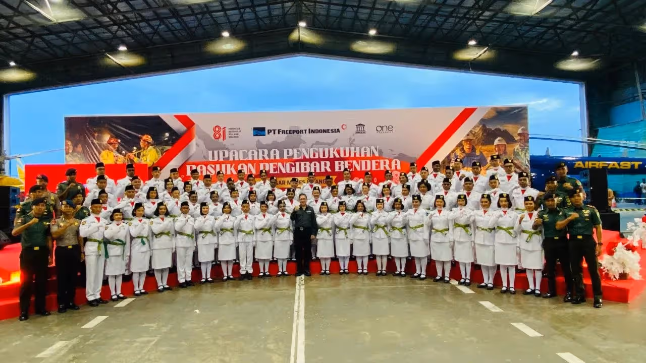 Para Paskibra berfoto bersama Presiden Direktur PTFI Tony Wenas usai pengukuhan di hanggar Bandara Udara Mozes Kilangin PTFI, Sabtu (15/8).