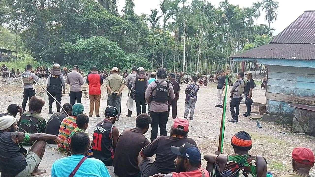 Kunjungan Ketua MRP Papua Tengah ke Distrik Kwamki Narama menemui kedua kubu beberapa waktu lalu.