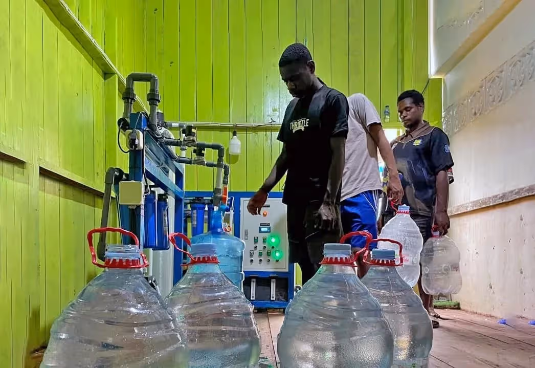 Warga mengantri untuk mendapatkan air bersih yang dihasilkan dari mesin pengolahan air bantuan PLN melalui Program TJSL. Kehadiran fasilitas ini sangat membantu memenuhi kebutuhan air bersih sehari-hari bagi jemaah Masjid Saiful Al-Bukhori serta masyarakat sekitar.