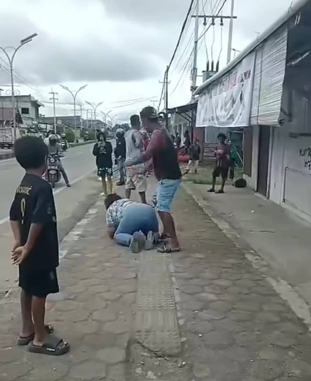 Ilustrasi berita Mimika: Video Viral! Dua Pria Bersenjata Aniaya Seorang Ibu di Jalan Yos Sudarso Timika, Polres Mimika Diminta Bertindak