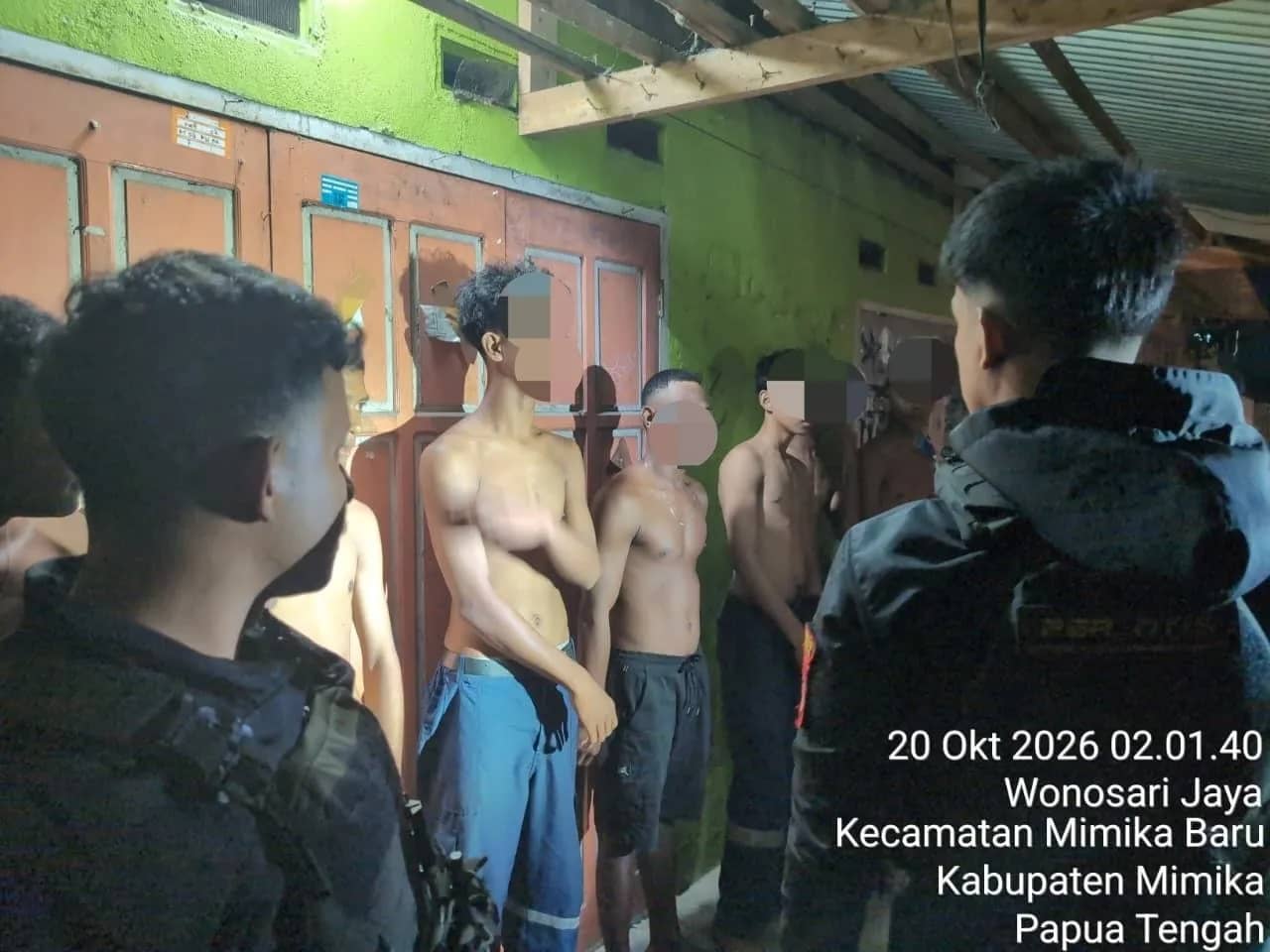 Pemuda yang diduga terlibat insiden tawuran di wilayah Nawaripi, Timika, diamankan polisi saat patroli dini hari.