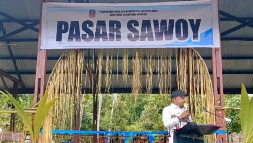 Bupati Jayapura, Dr. Yunus Wonda, S.H., M.H., bersama Wakil Bupati Jayapura meresmikan Pasar Sawoy di Distrik Kemtuk Gresik, Kabupaten Jayapura, pada Sabtu (07/03/2026).