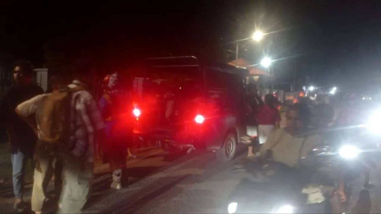 Patroli Kepolisian membawa pelaku jambret yang ditangkap warga di Jalan Apel SP 2, Timika, Minggu (14/6/2026) malam.