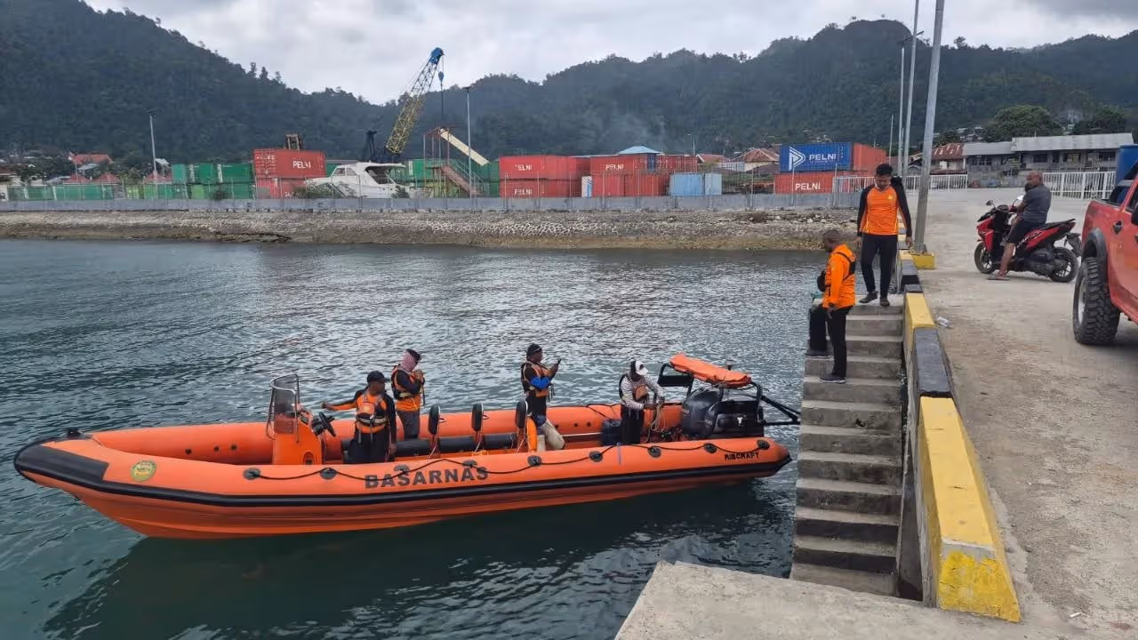 Tim SAR Gabungan melakukan pencarian terhadap seorang penumpang KM Sabuk Nusantara 75 yang diduga terjatuh ke laut di perairan Kaimana.
