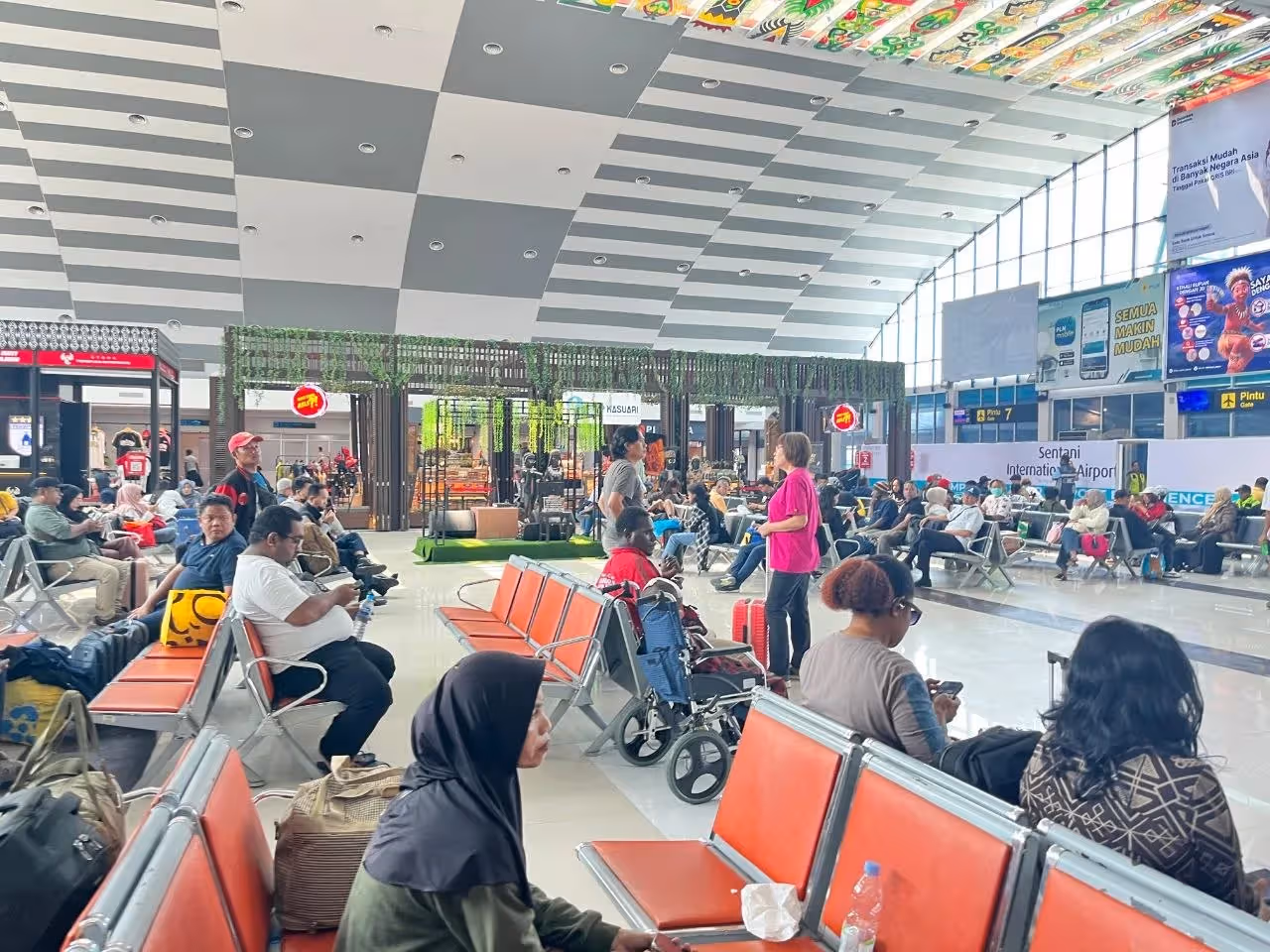 Sejumlah penumpang yang menunggu di Bandara Internasional Sentani