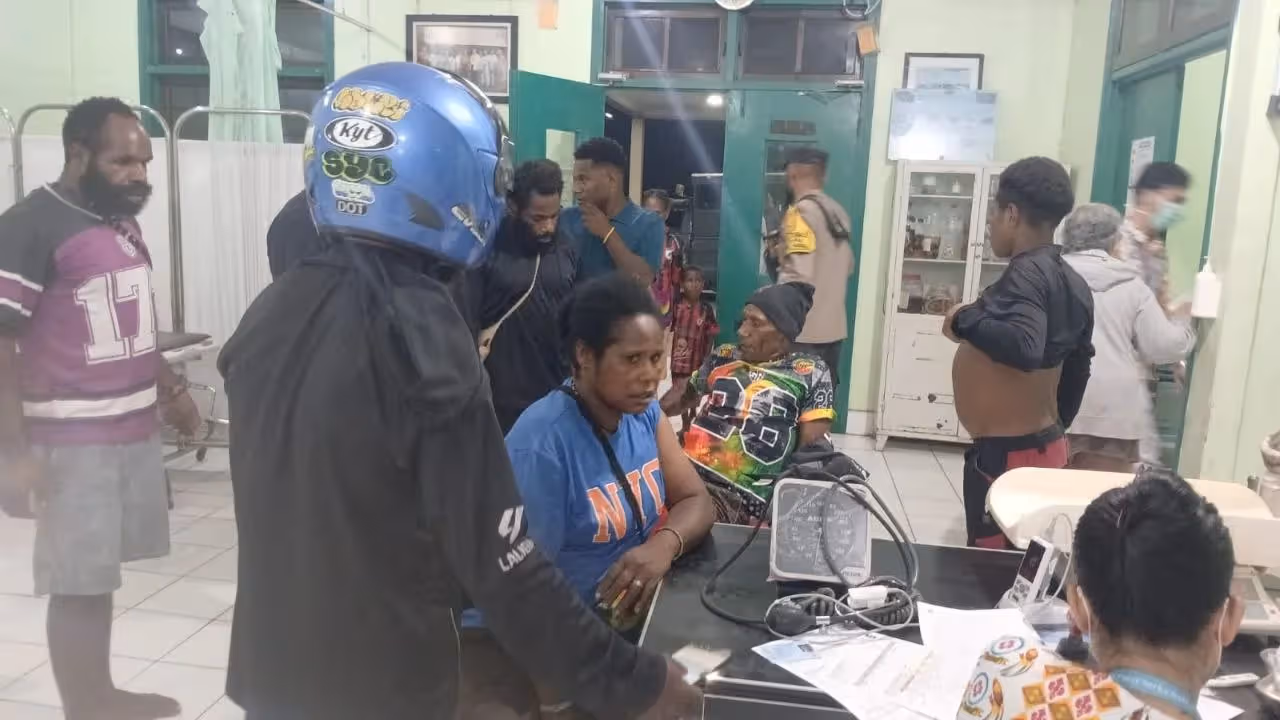 Tampak para korban saat mendapatkan perawatan medis.