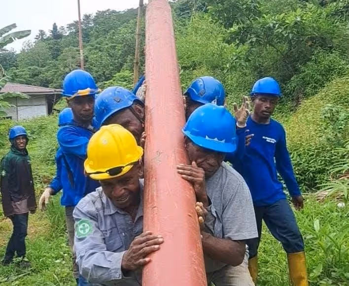 Tim PLN bergotong royong memikul tiang listrik melintasi medan yang menantang di Kampung Sum, Kabupaten Fakfak. Semangat kebersamaan ini menjadi bagian dari upaya menghadirkan listrik andal 24 jam sebagai wujud pemerataan energi hingga pelosok Papua.