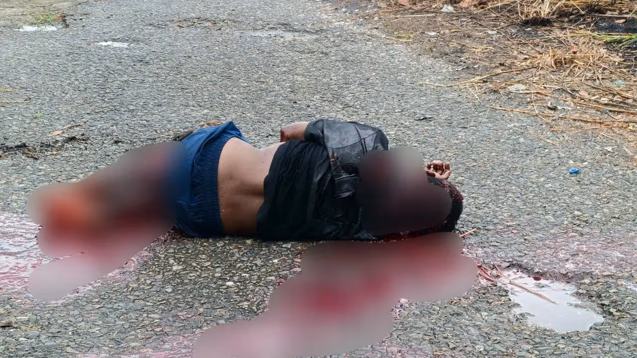 Korban saat ditemukan tergeletak bersimbah darah di Jalan Bandara Lama Timika, Selasa (1/9) pukul 12.20 WIT.