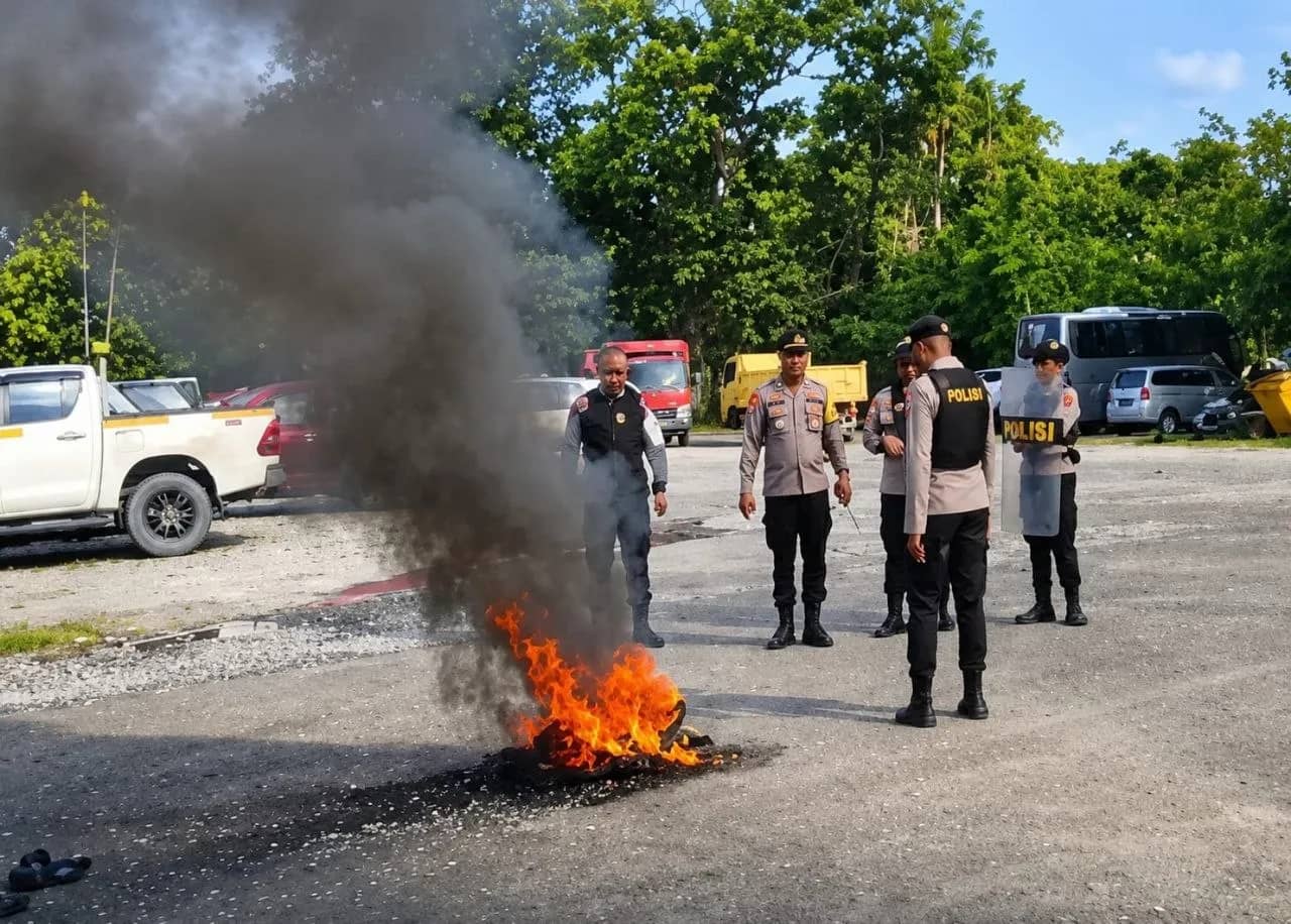 Aparat kepolisian dari Polsek Kuala Kencana diback up personil Polres Mimika saat mengamankan aksi peternak ayam lokal di Kuala Kencana, Kamis (18/6) pagi.