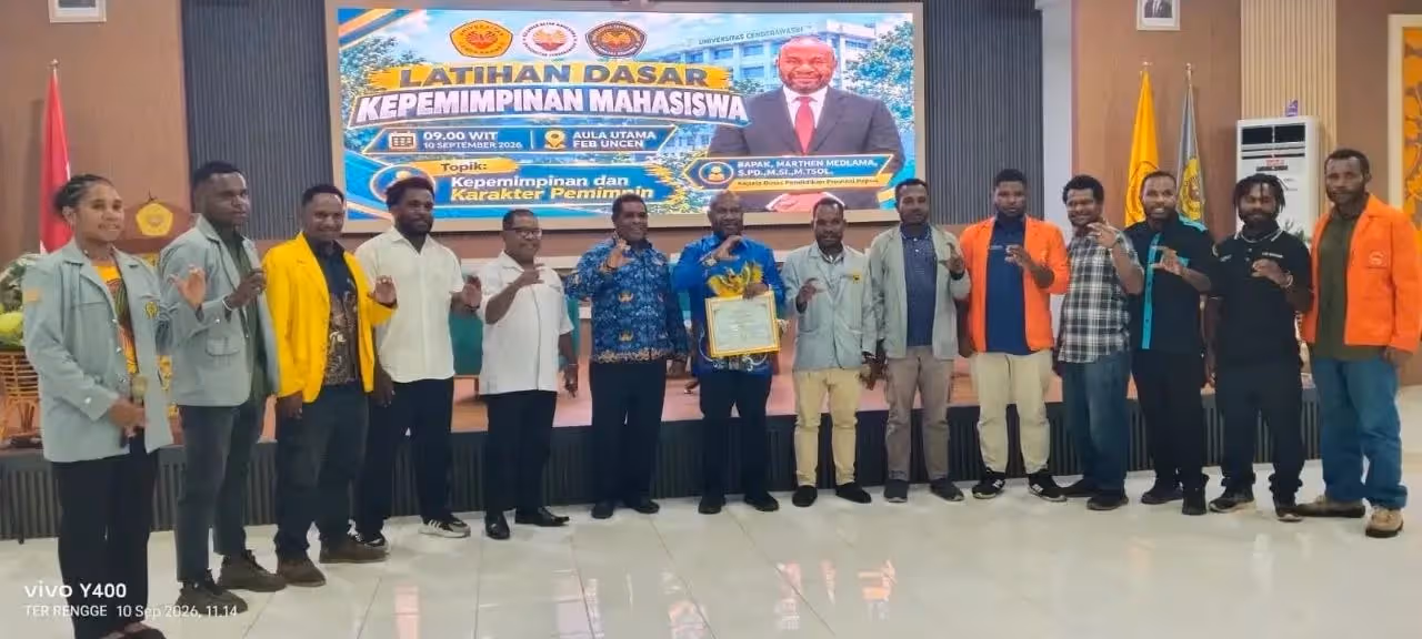Kepala Dinas Pendidikan Provinsi Papua Marthen Medlama foto bersama BEM FEB Uncen di Aula Utama FEB Uncen, Waena, Kamis (10/9/2026).