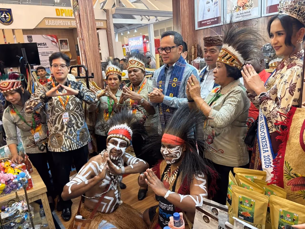 Wamendagri, Bima Arya Sugiarto, ketika mengunjungi stand Dekranasda Mimika di pameran Apkasi Otonomi Expo (AOE) 2026.