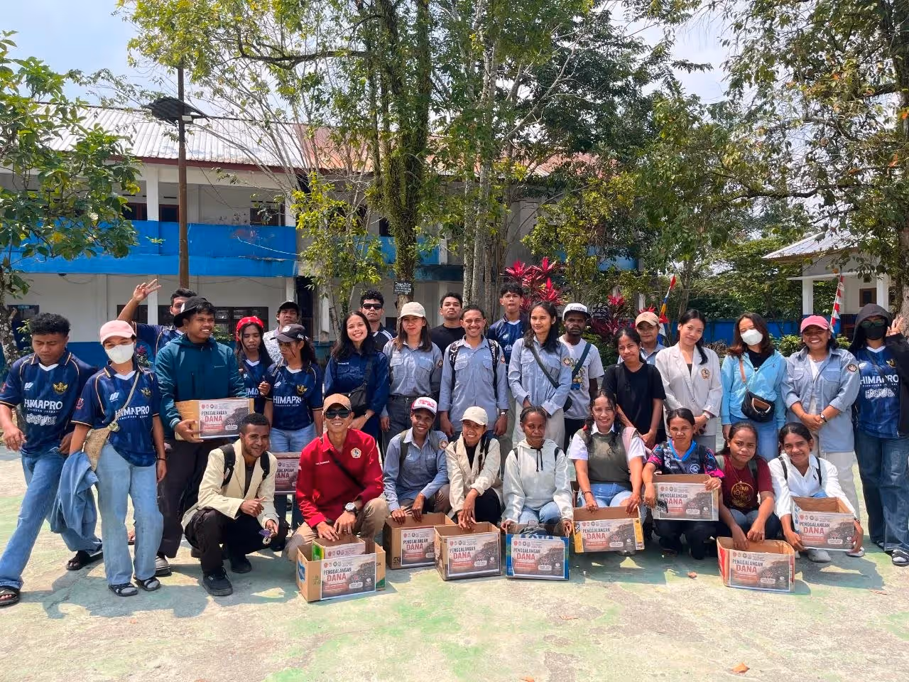 Foto bersama para mahasiswa STKIP Hermon Timika usai melakukan penggalangan dana.