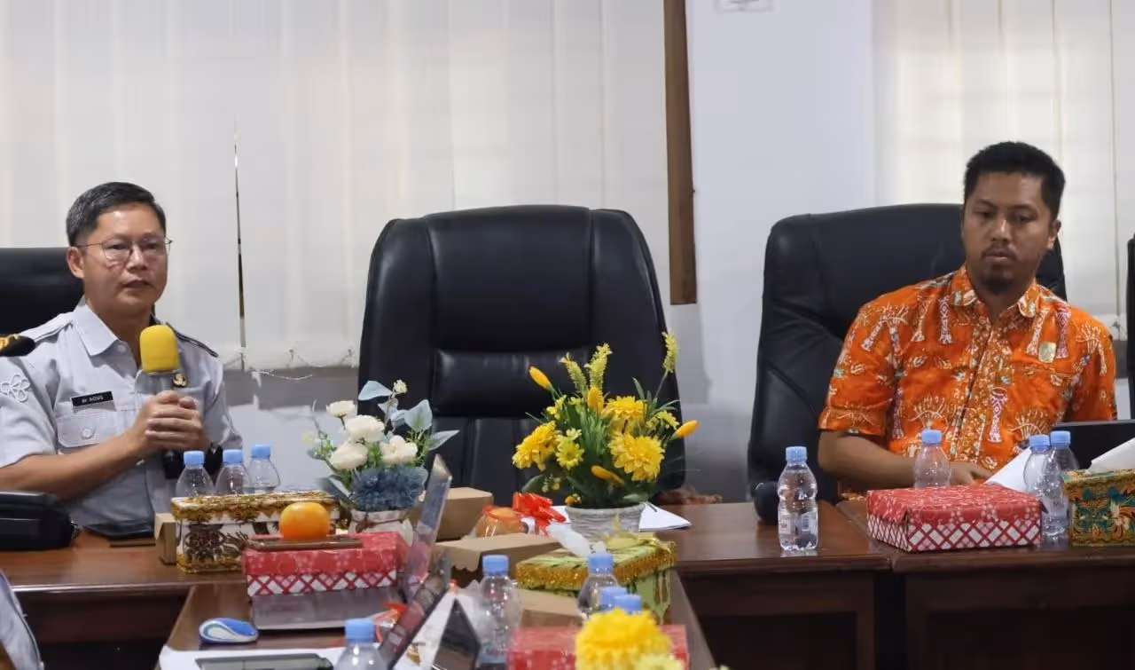 Anggota DPR Provinsi Papua Tengah, Ardi ST bersama Kadis Kesehatan Provinsi Papua Tengah.