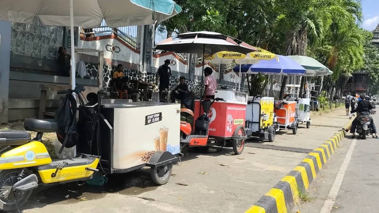 Penjual kopi keliling yang dilengkapi dg motor listrik. Penjual kopi keliling ini sangat mudah dtemui di lokasi keramaian di Kota Jayapura.