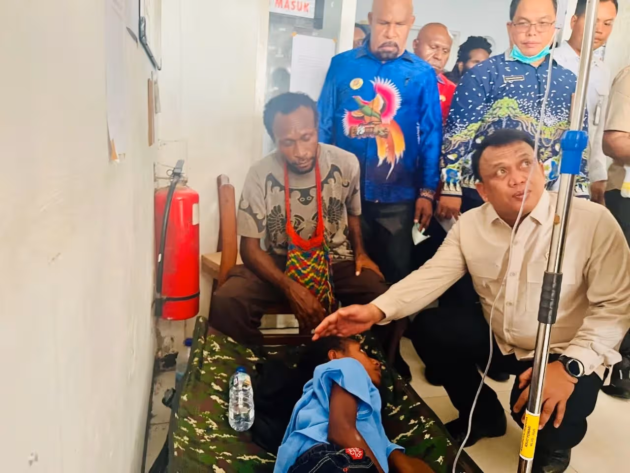 Wakil Ketua BGN Saat mengunjungi korban keracunan makan di RS Yowari