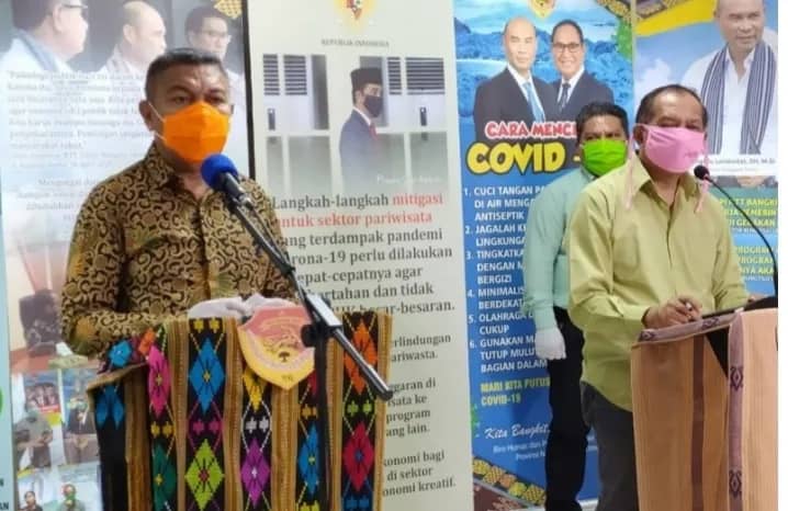 Kepala Dinas Kesehatan Provinsi NTT Dominikus Minggu Mere (kiri).