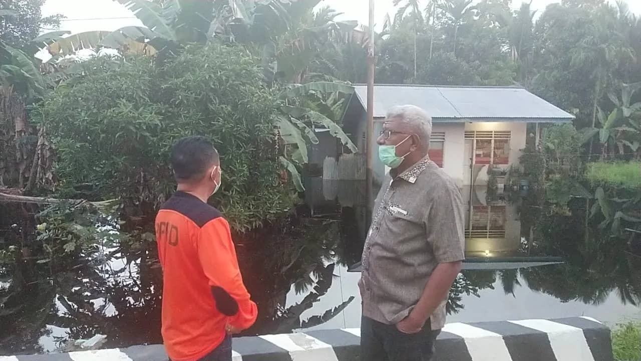 Wabup John Rettob saat memantau Kali Wania sedang berdiskusi dengan warga