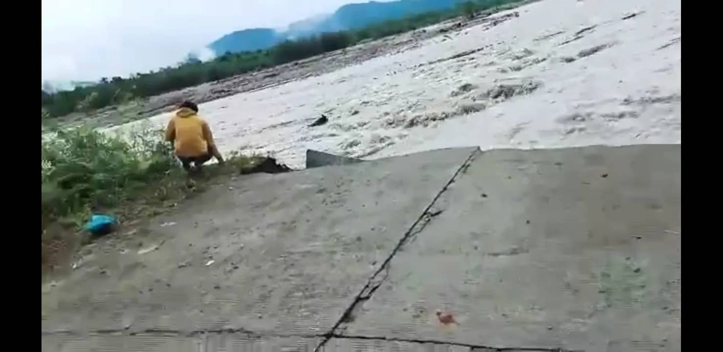 Ilustrasi berita Mimika: Banjir Hantam Trans Nabire, 400 Meter Jalan "Hilang"