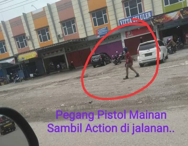 Ilustrasi berita Mimika: Suara Netizen : Mirisss !!!, Bawa Pistol, Orang Sakit Jiwa di Mimika Todong Warga di Jalan