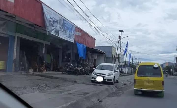 Ilustrasi berita Mimika: Kebiasaan Salah Oknum Warga Mimika, Parkir Mobil dan Motor di Trotoar