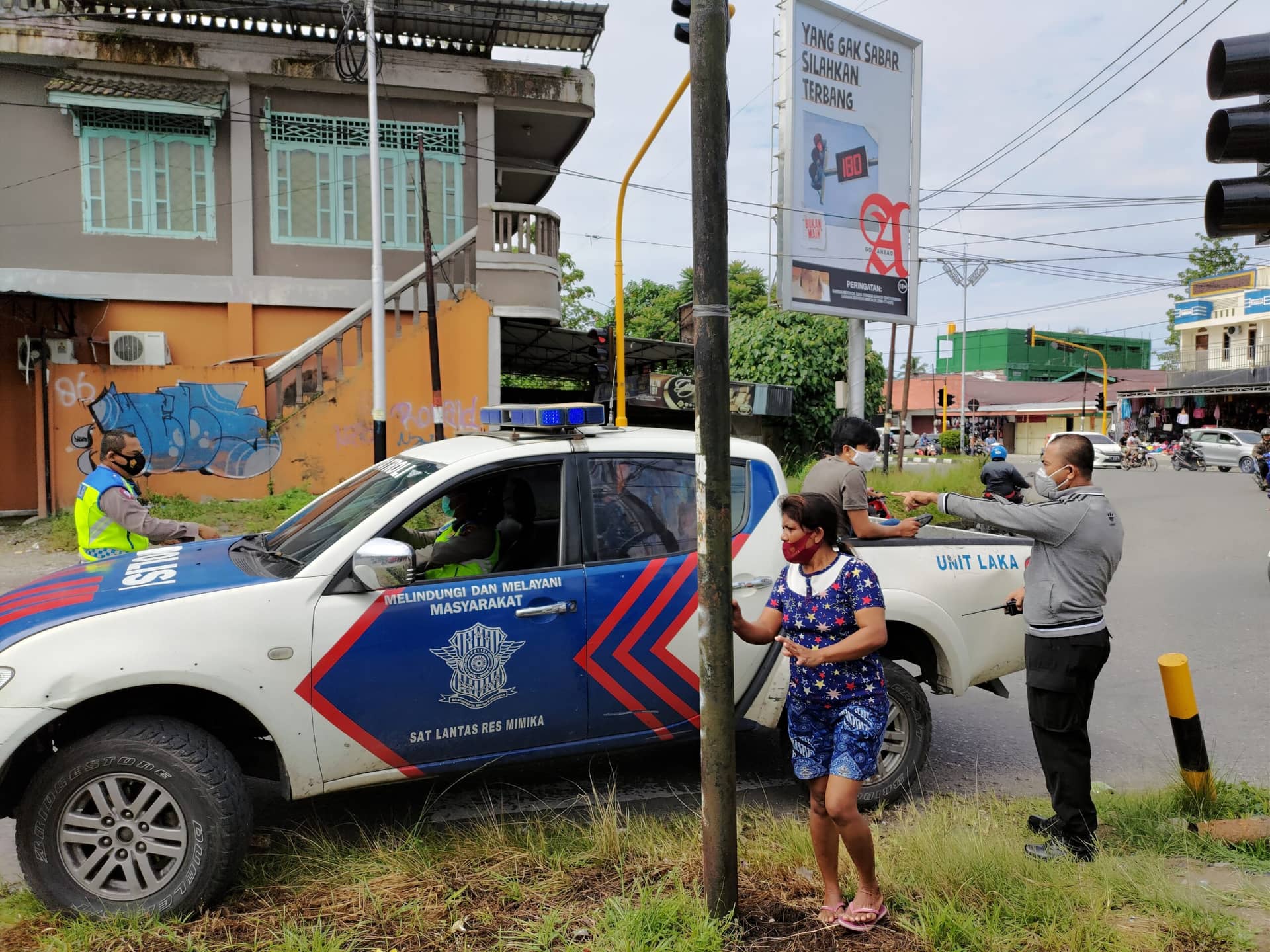 Suasana di TKP, SATLANTAS Mimika melakukan evakuasi korban ke RSUD