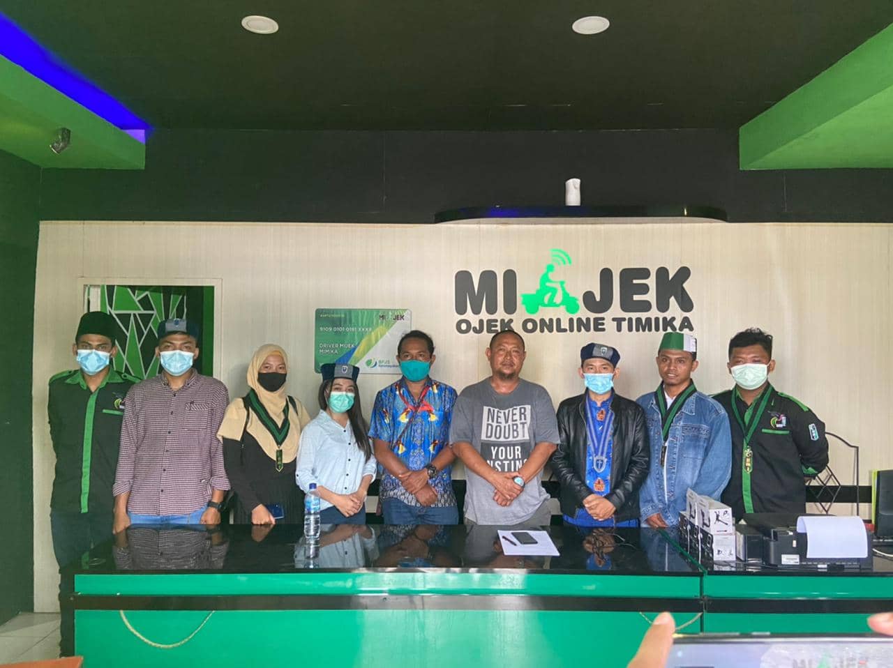 Pengurus GMKI dan HMI Komisariat Mimika Berfoto Bersama Managemen PT Fajar Papua Tama