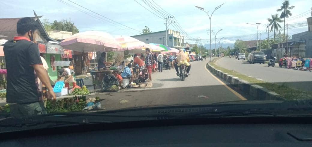 Ilustrasi berita BERITA UTAMA: Lapak Pedagang Ikan dan Sayur Pasar Minggu SP1 Kuasai Badan Jalan, Kendaraan Ekstra Hati-hati Saat Melintas