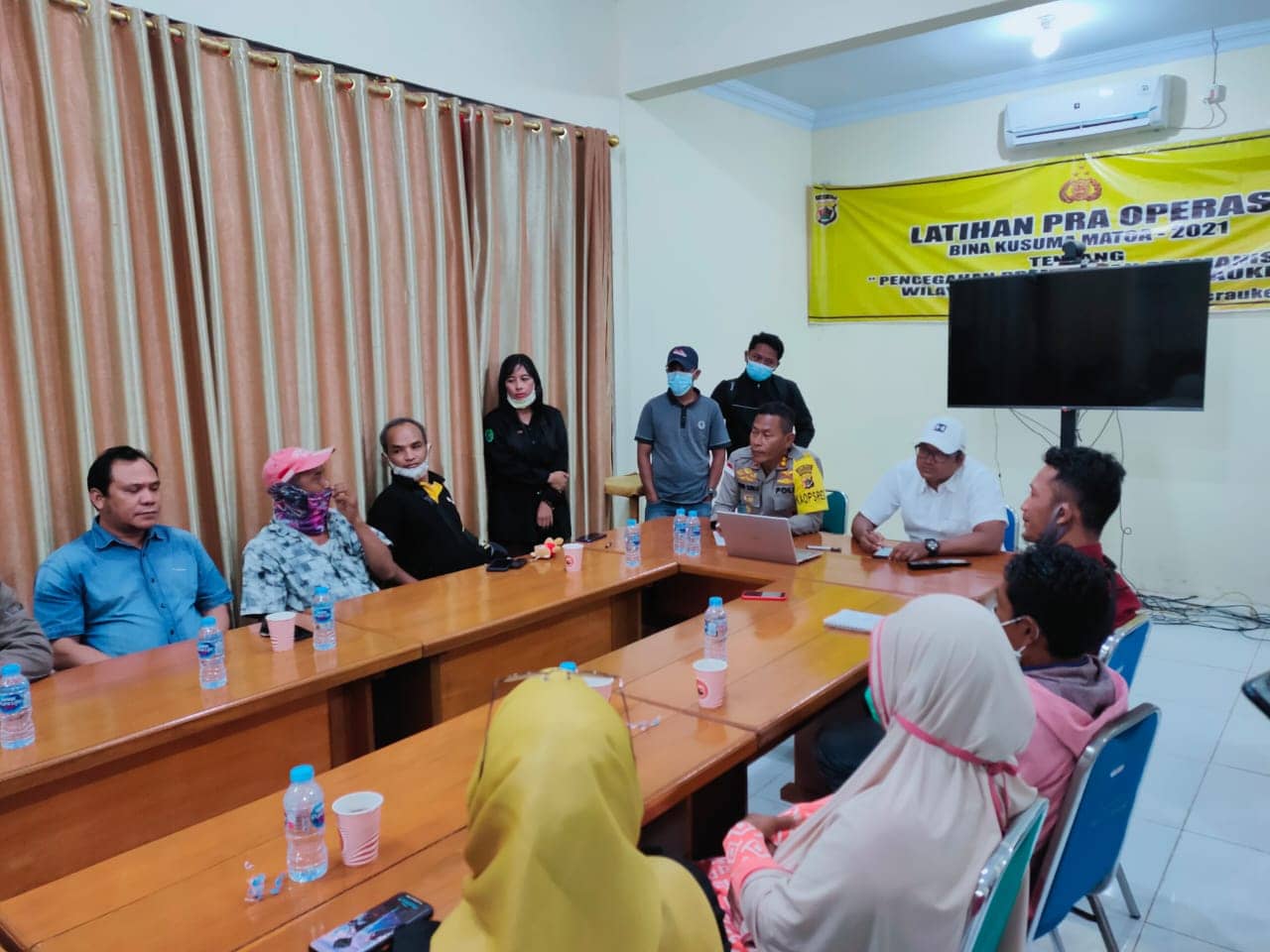 Audiensi warga Kur Kapolres Merauke, AKBP Ir.Untung Sangaji beraudiensi dengan warga Kurik di Ruang Data Polres Merauke, Rabu (17/3).