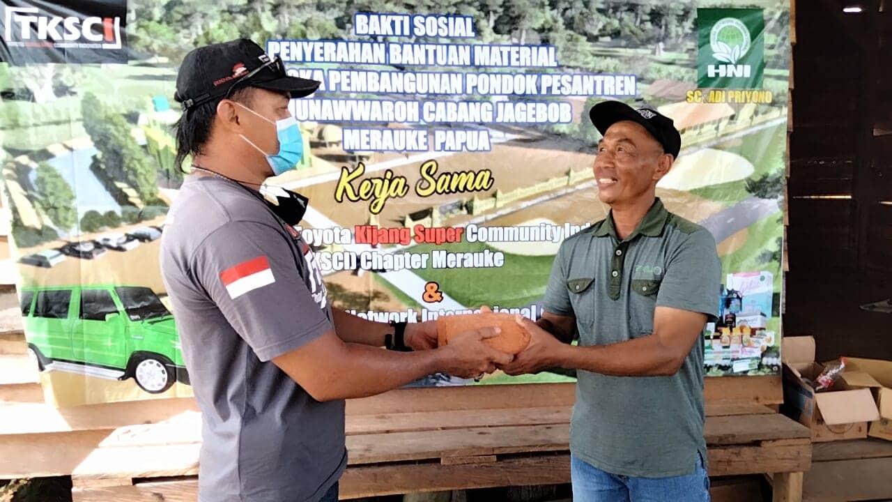 Bantuan 20 buah batu bata ke Pondok Al Munawwaroh