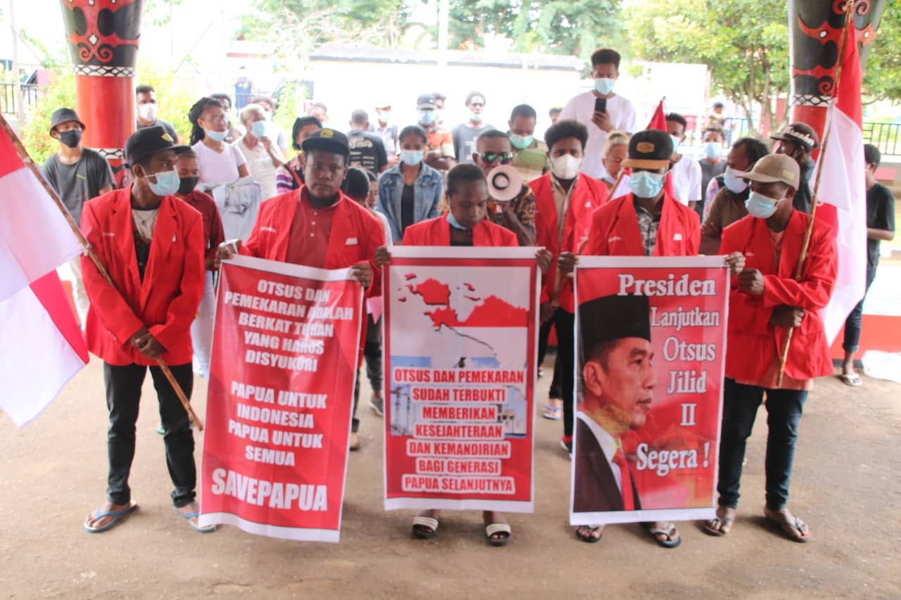 Massa Pengunjuk Rasa di Kantor DPRD Merauke