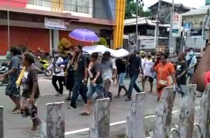 Massa mengantar korban penikaman yang memicu kepanikan