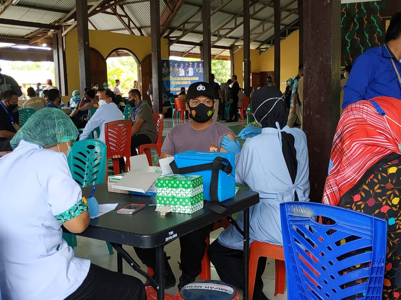 Salah satu Personel Kepolisian di Mimika yang mengikuti Vaksin Covid19