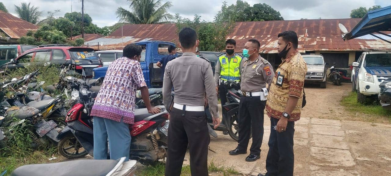 Ketua FKP Flobamora bersama Petugas Satlantas.