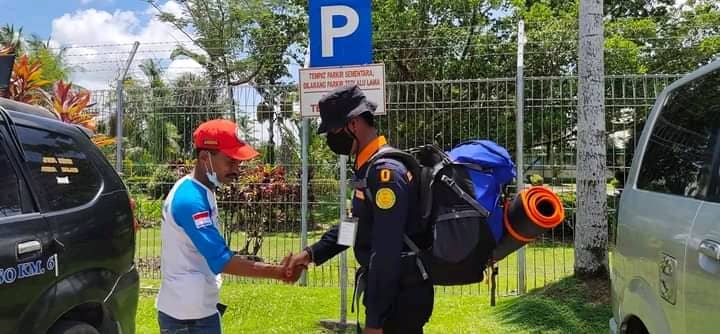 Arie Agung Perdhana menyalami anggota RMP yang diberangkatkan ke NTT.