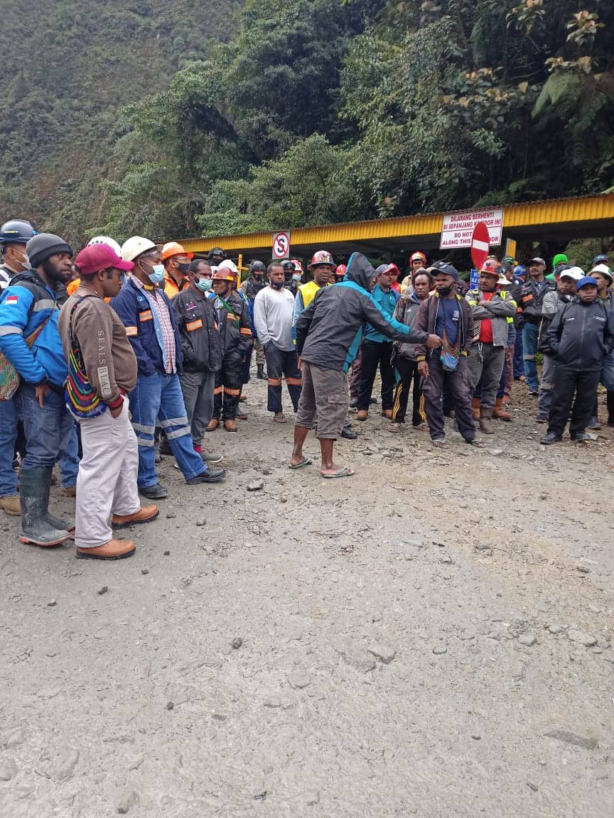 Ilustrasi berita Mimika: Ragukan Keamanan Vaksin Covid-19, Puluhan Karyawan Freeport Palang Jalan Mile 72